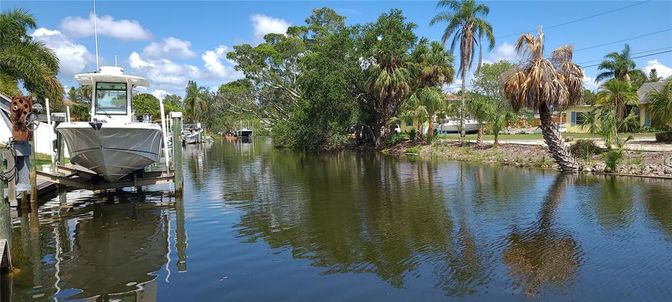 Exterior, Lake