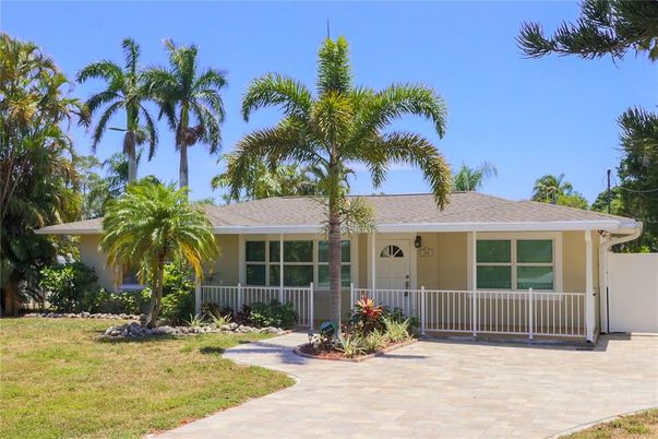 Backyard, Exterior, Facade, Ranch