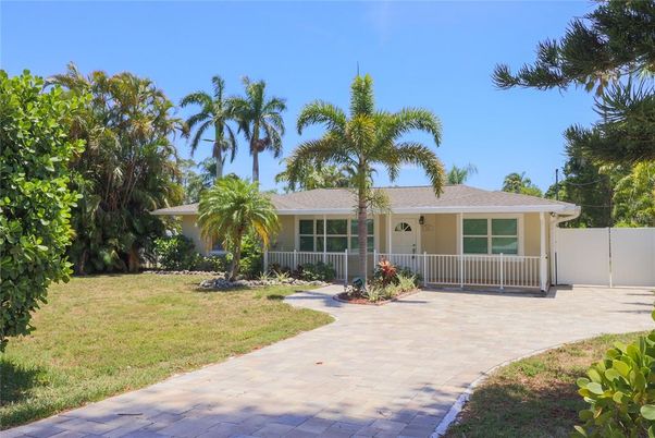Backyard, Exterior, Facade, Ranch