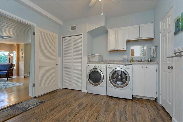 Interior, Washer, Wood Texture Flooring