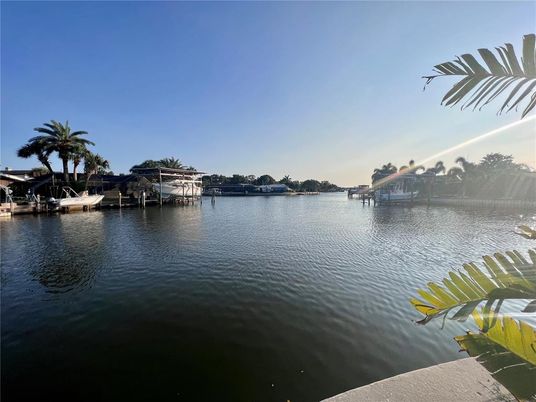 Exterior, Lake