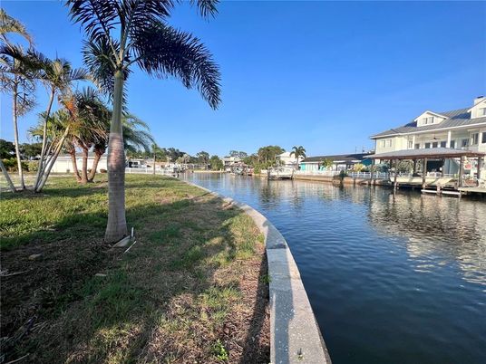Exterior, Lake