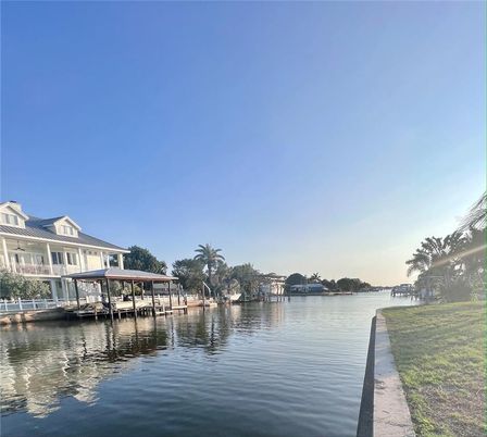 Exterior, Lake