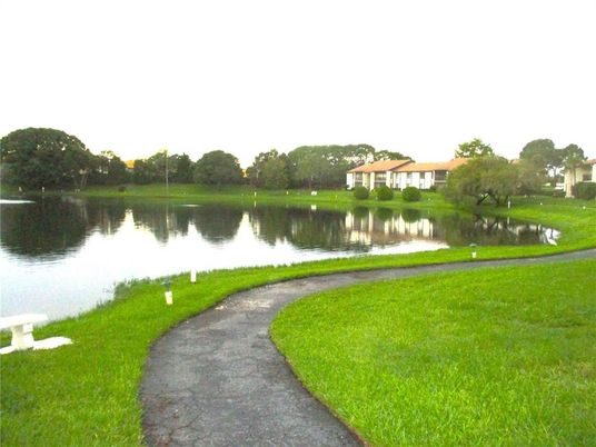 Exterior, Lake