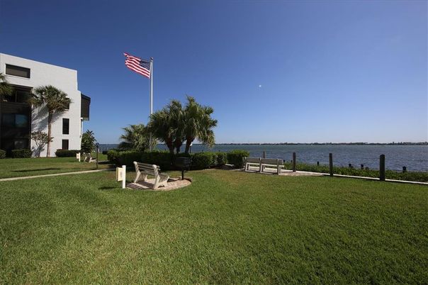 Exterior, Lake