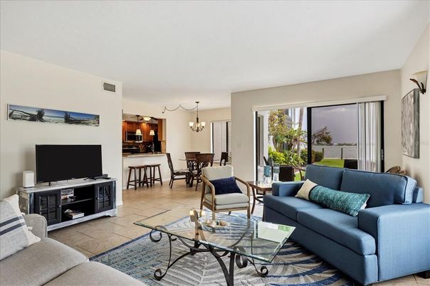 Chandelier, Dining room, Interior, Living room