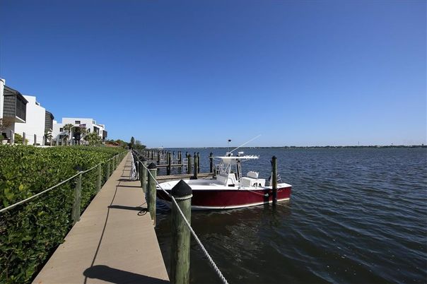 Exterior, Lake