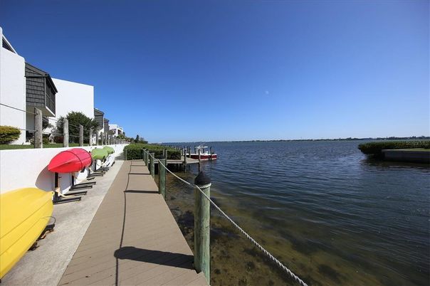 Exterior, Lake
