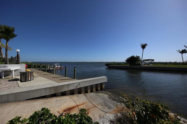Exterior, Lake
