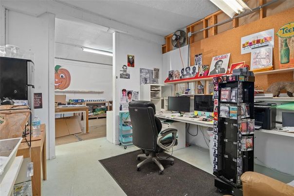 Home Office, Interior