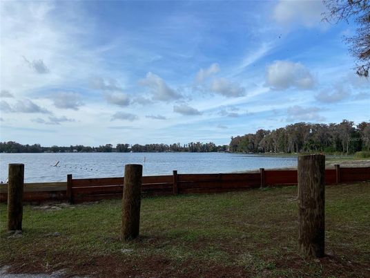 Exterior, Lake