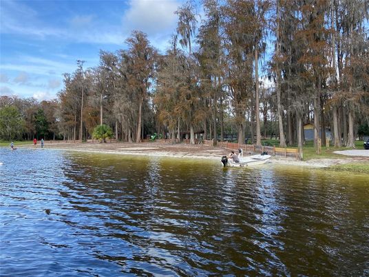 Exterior, Lake