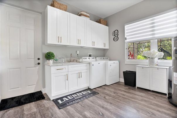 Interior, Washer, Wood Texture Flooring