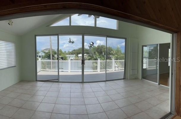 Empty room, Interior, Wooden Ceilings