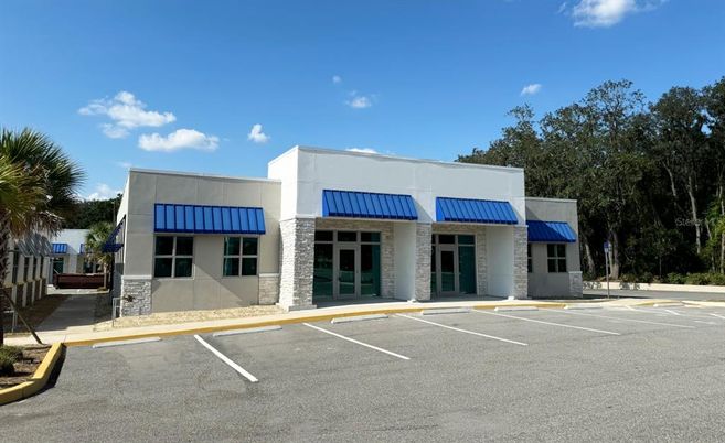 Exterior, Facade, Modern