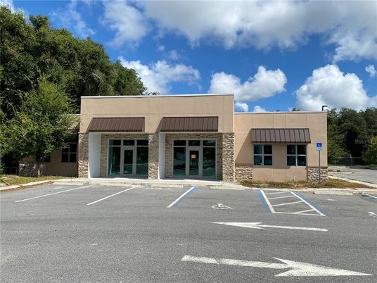 Exterior, Facade, Modern