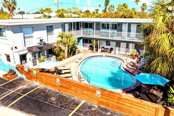 Exterior, Pool