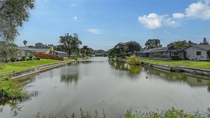 Exterior, Lake