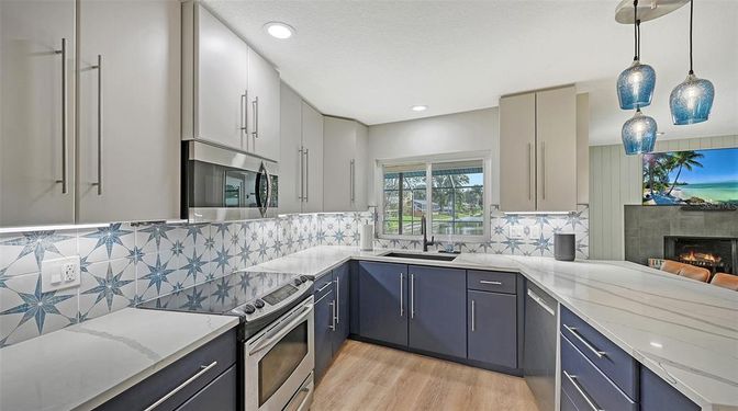 Fireplace, Interior, Kitchen, Pendant Lights, Recessed Lighting, Wood Texture Flooring