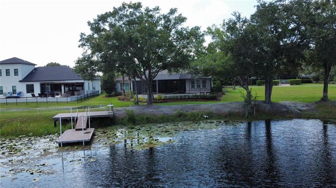 Exterior, Lake