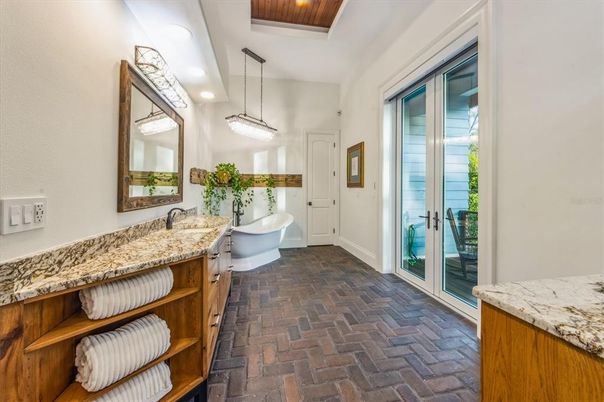 Bathroom, Free Standing Baths, Interior, Pendant Lights, Recessed Lighting