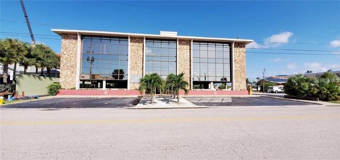 Exterior, Facade, Modern