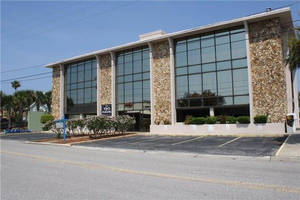 Exterior, Facade, Modern