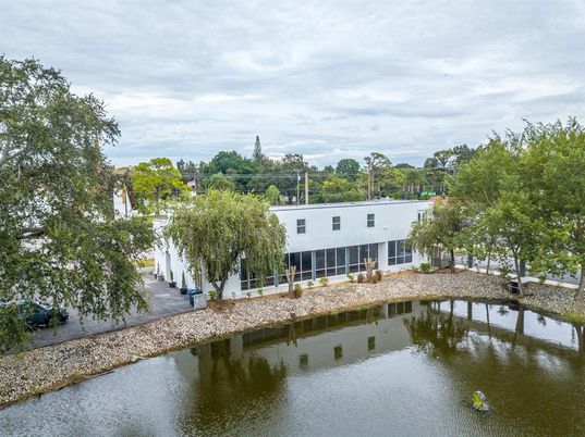 Exterior, Lake