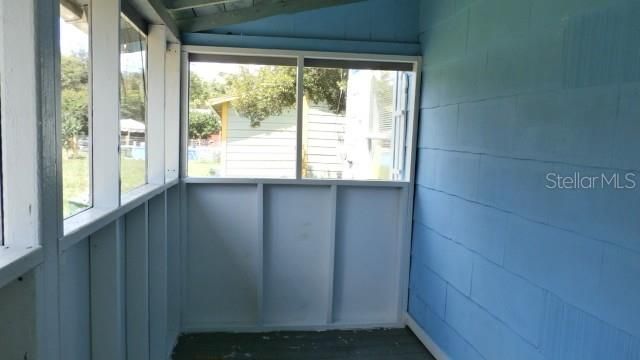 Empty room, Interior