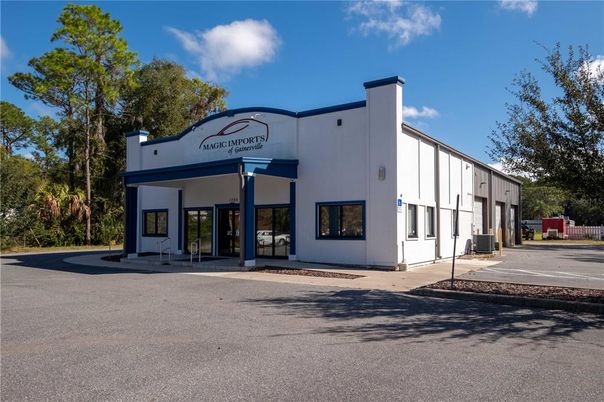 Exterior, Facade, Modern