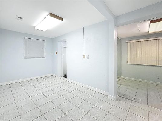 Empty room, Interior