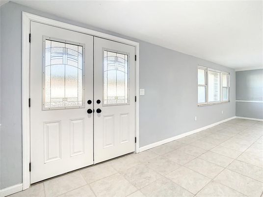 Empty room, Interior