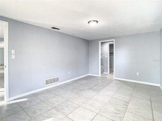 Empty room, Interior