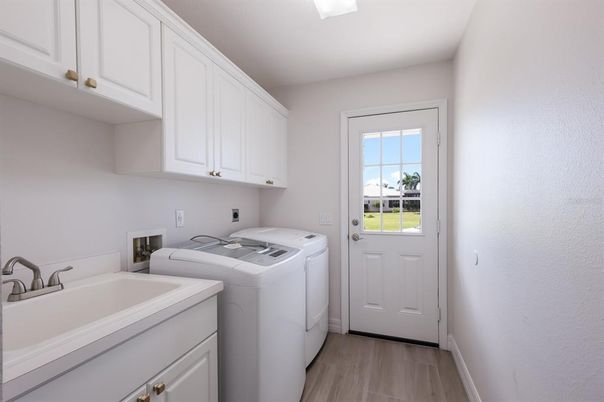 Interior, Washer, Wood Texture Flooring