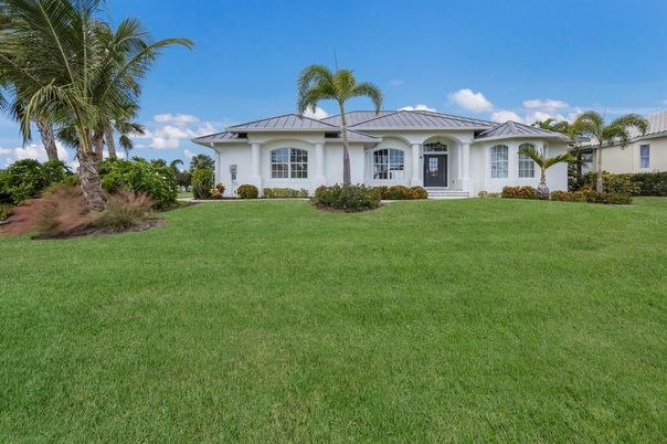 Backyard, Exterior, Facade, Ranch