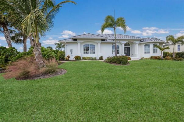 Backyard, Exterior, Facade, Ranch