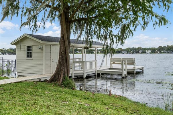 Exterior, Lake
