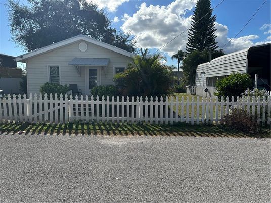 Backyard, Exterior, Facade, Ranch
