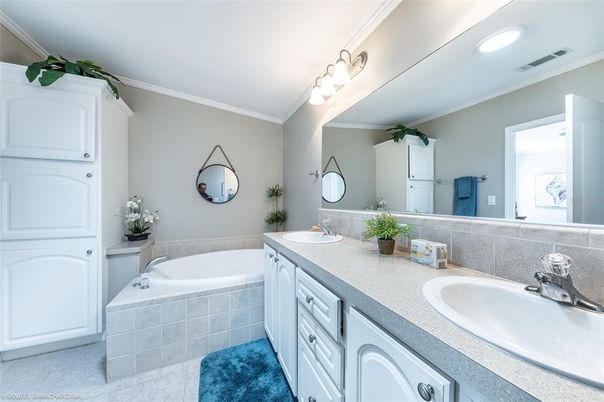 Bathroom, Dual Sink Vanities, Interior, Recessed Lighting