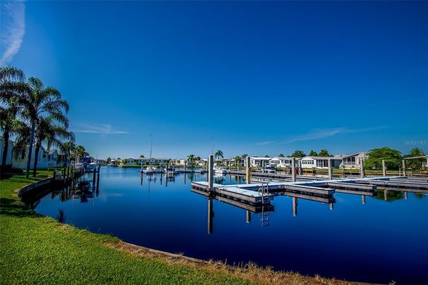 Exterior, Lake