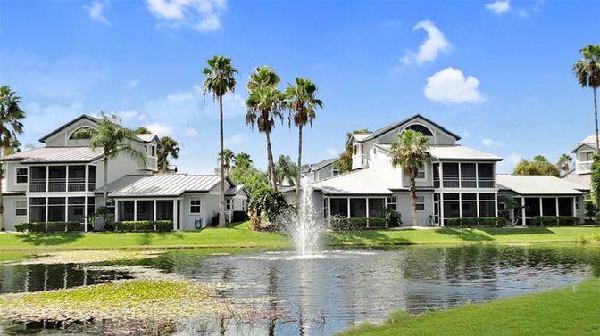 Exterior, Facade, Lake, Farmhouse