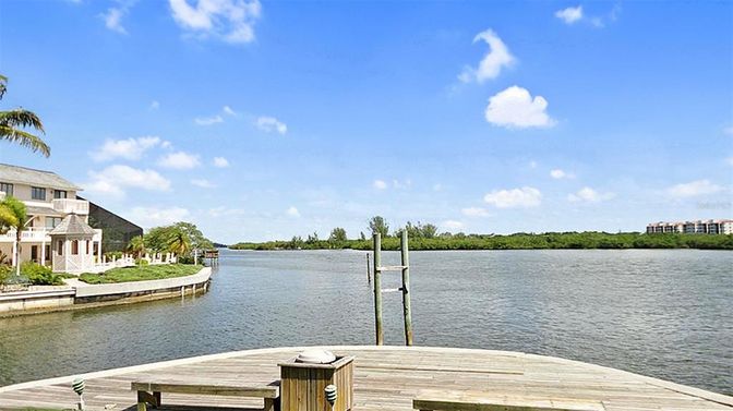 Exterior, Lake