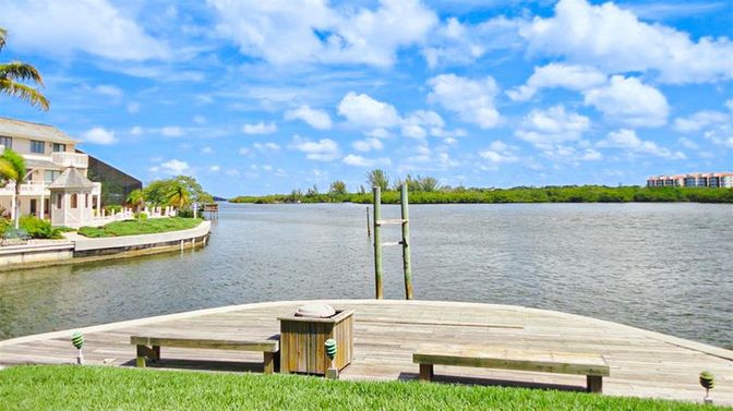 Exterior, Lake