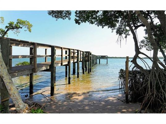 Exterior, Lake