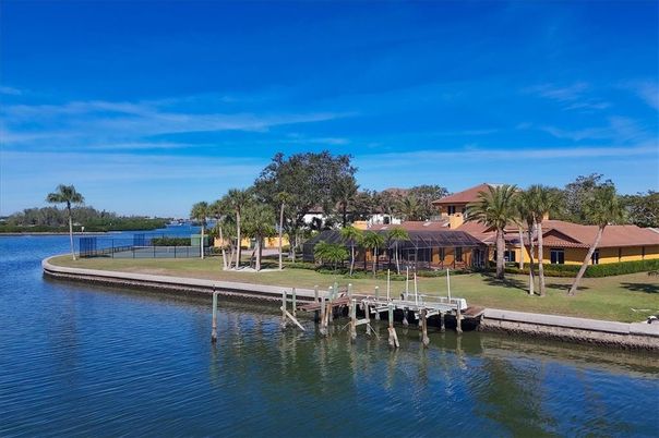 Exterior, Lake