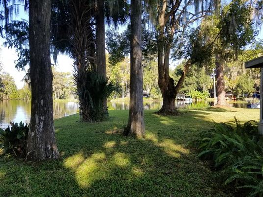 Exterior, Lake