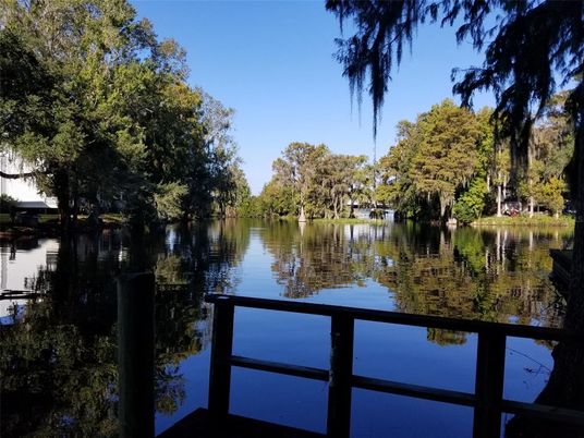 Exterior, Lake