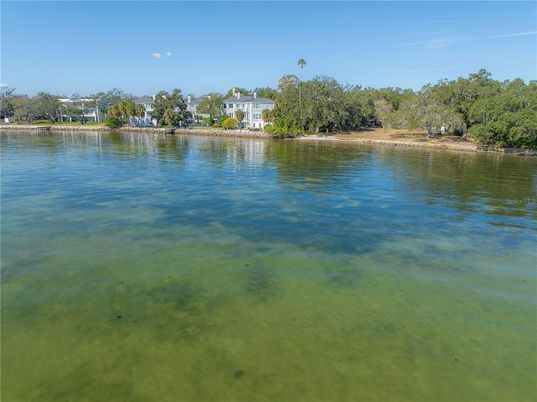 Exterior, Lake