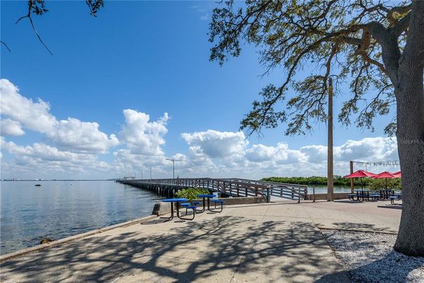 Exterior, Lake