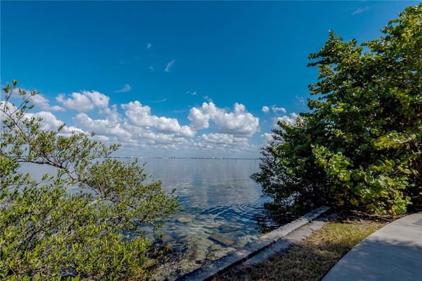 Exterior, Lake